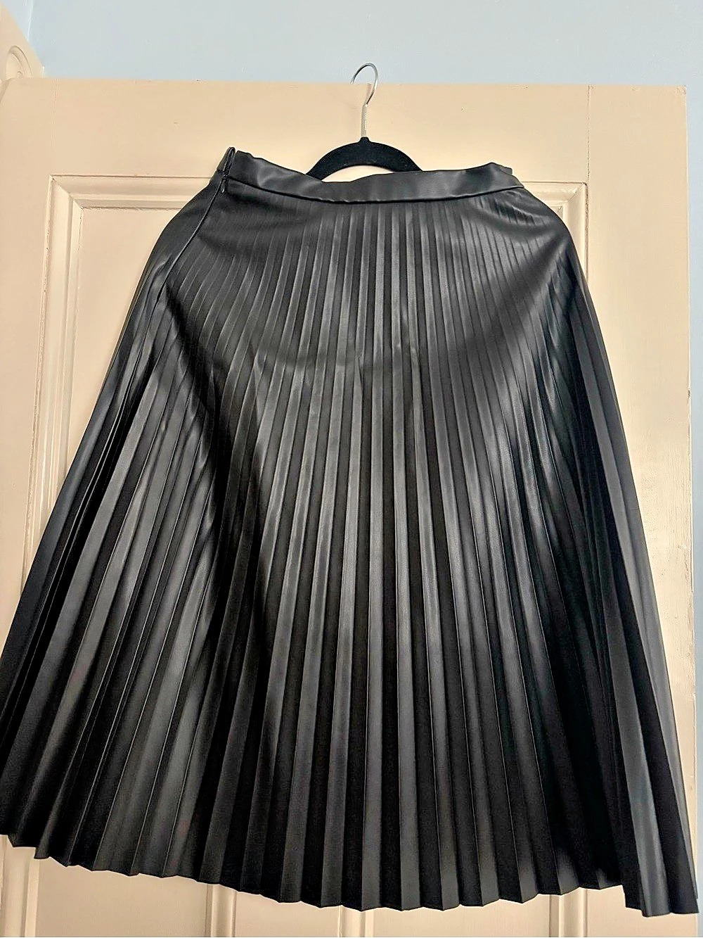 Bagatelle Pleated Skirt in Black Size Small Like New